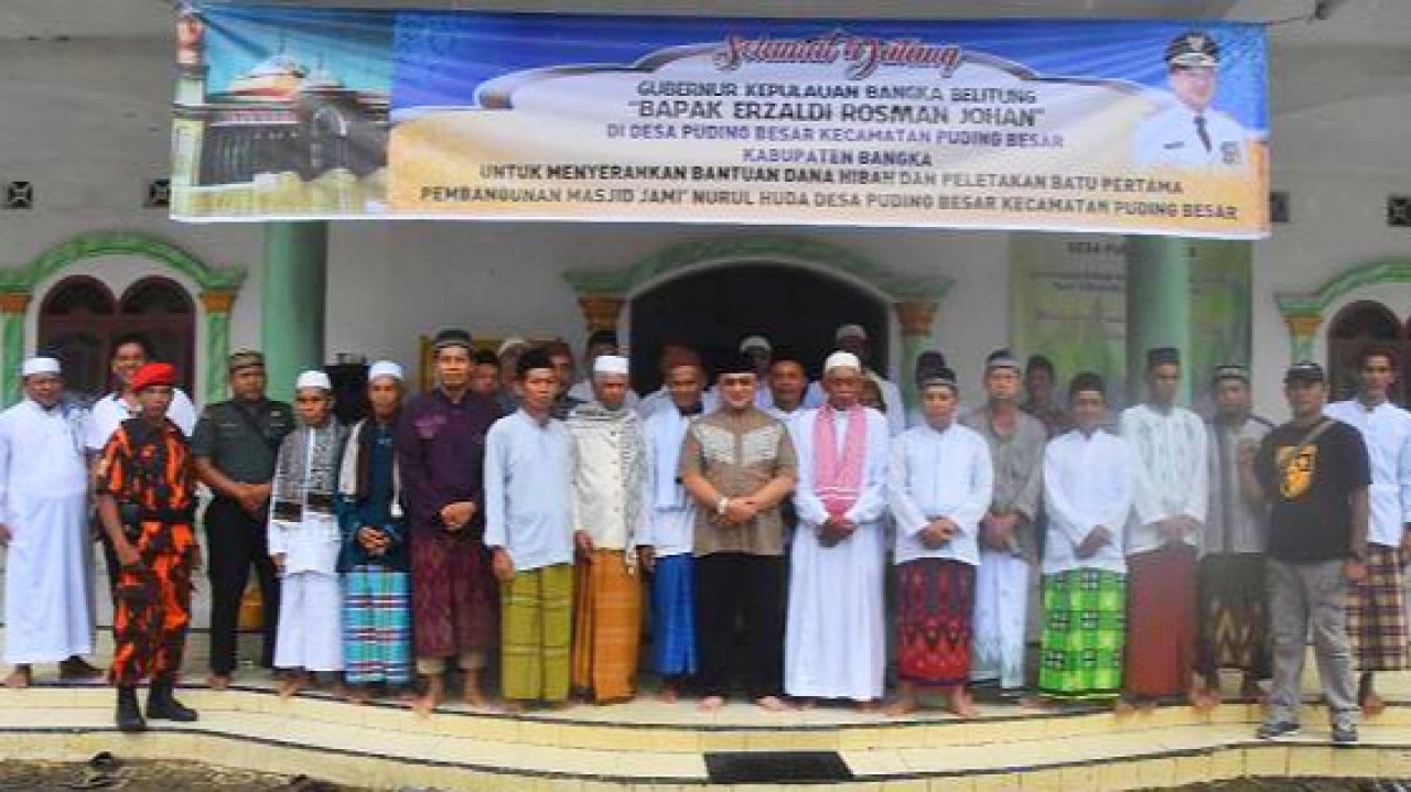 Gubernur Bangka Belitung, Erzaldi Berikan 400 Juta Ke Masjid Nurul Huda Puding Besar, Jum'at (20/03/2020).