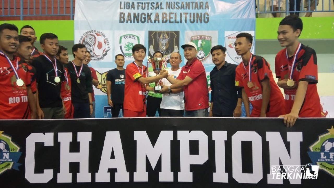 Walikota Pangkalpinang saat memberikan piala pada juara Linus Babel 2019 yakni Bomber Swat Fc, Minggu (04/08/2019).