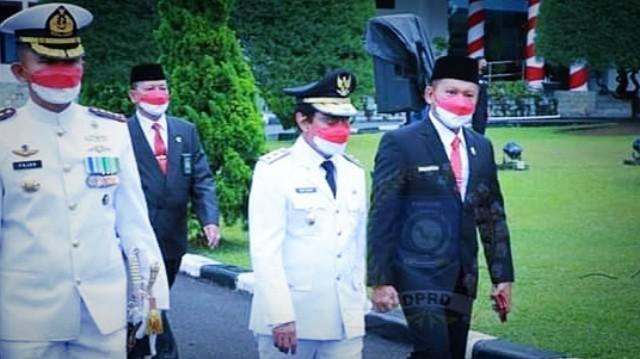 Ketua DPRD Provinsi Kepulauan Bangka Belitung (Babel) turut serta menghadiri Upacara Penurunan Bendera Merah Putih dalam rangka Hari Ulang Tahun (HUT) Republik Indonesia (RI) yang ke 76 Tahun, di Halaman Kantor Gubernur Provinsi Kepulauan Babel, Selasa, (17/08/2021).