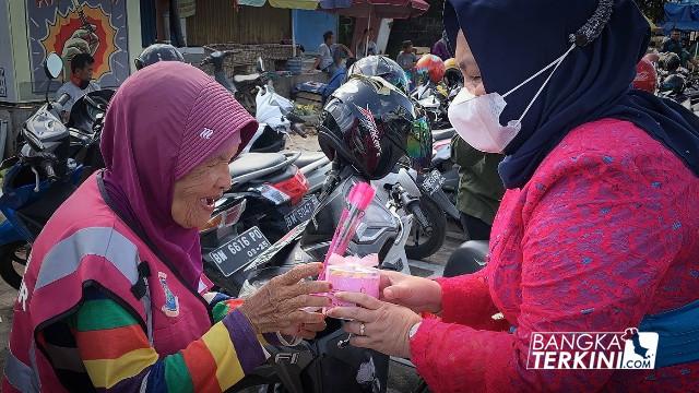 Sekda Pangkalpinang Radmida Dawam saat Bagikan Bunga dan Hampers kepada juru paru parkir Perempuan dalam memperingati hari Ibu.