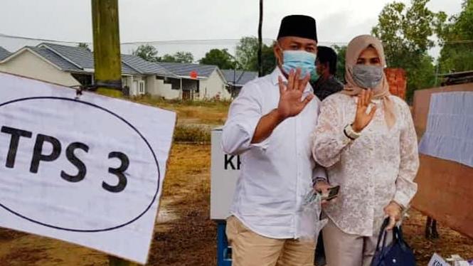 Datang menggunakan kemeja putih dan Celana warna Krem serta sendal jepit kuning, Herri Erfian Calon wakil Bupati Bangka Tengah bersama istri gunakan hak pilihnya di TPS 003, Desa Beluluk Kecamatan Pangkalan Baru, Rabu (09/12/2020).