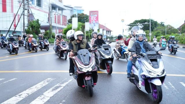 Honda Babel Bersama Wagub Terpilih Helliyana 'Ngabuburide' Naik Motor PCX Roadsync Sambil Berbagi