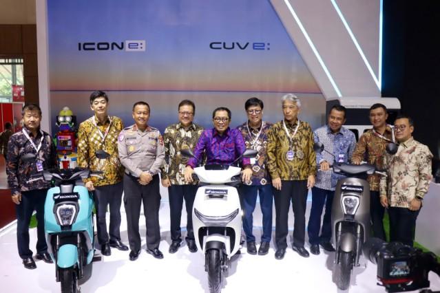 Honda ICON e: dan CUV e: Meriahkan Booth AHM di IMOS 2024