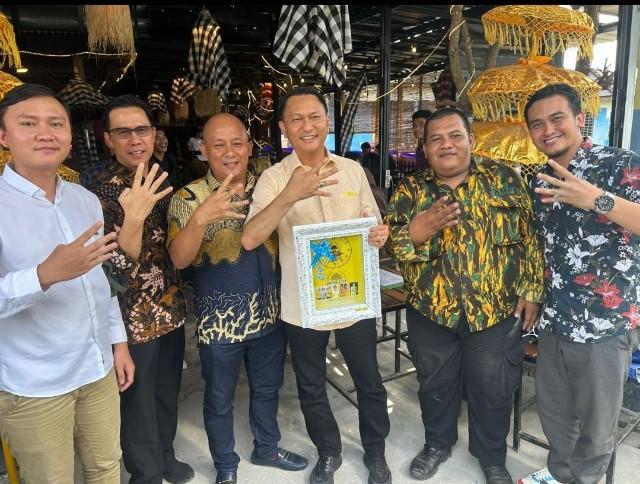 Anggota Satgas AMPG Provinsi Kepulauan Bangka Belitung (Babel) memberikan kejutan kepada ketua DPD Partai Golkar Bambang Patijaya.