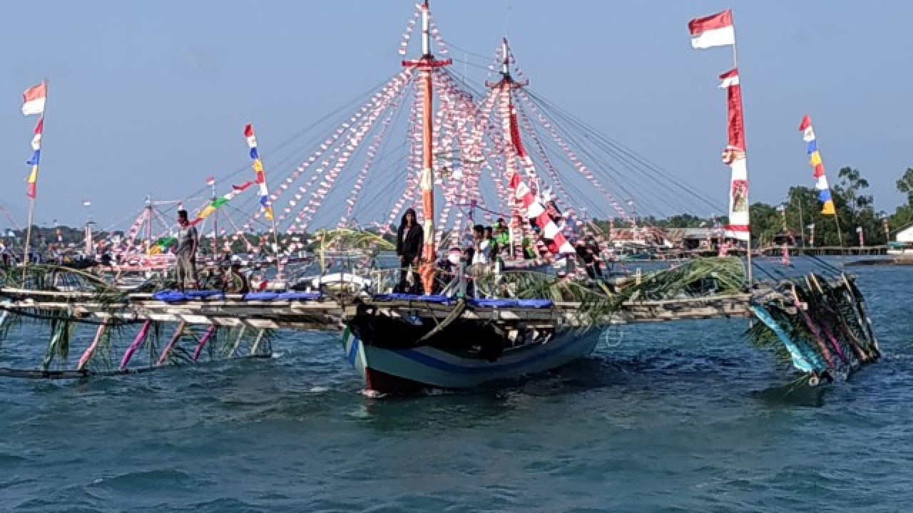 Meriahkan Hut RI ke 74, KNPI Babel gelar Parade Perahu Bagan Hias di Pongok, Kabupaten Bangka Selatan, Jum'at (16/08/2019).