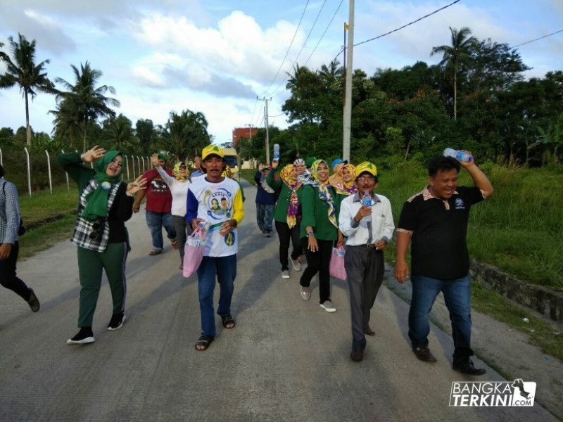 Endang Kusumawaty Calon Walikota Pangkalpinang yang berpasangan dengan Ismiryadi atau dikenal Paslon Eksis, saat blusukan atau kampanye di Kelurahan Lontong Pancur, Pangkalpinang, Selasa (10/04/2018).