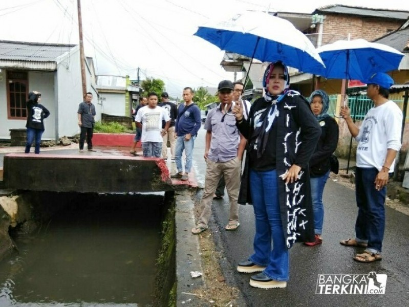 Endang Kusumawati Calon Walikota Pangkalpinang yang berpasangan dengan calon Wakil Walikota Ismiryadi (Eksis), saat blusukan di Gang Merpati Dalam Kecamatan Tamansari, Minggu (11/03/2018).