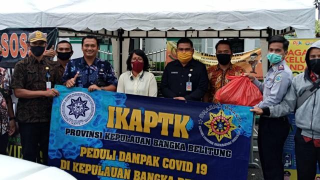 Ikatan keluarga Alumni Pendidikan Tinggi Kepamongprajaan (IKAPTK) Provinsi Kepulauan Bangka Belitung (Babel) serahkan bantuan sembako melalui Posko Bantuan Sosial Kejaksaan negeri dengan Pokja Wartawan Pangjalpinang, Kamis, (30/04/2020).