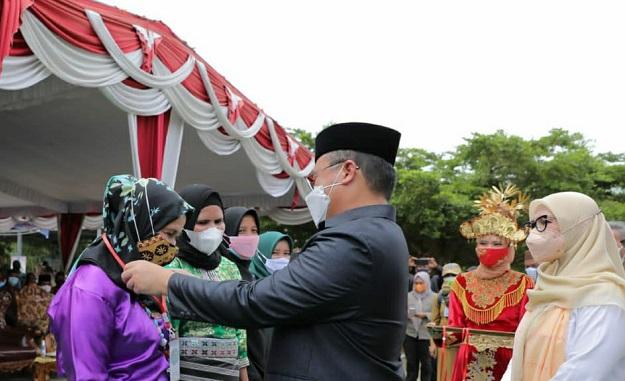 Gubernur Babel, Erzaldi Rosman bersama Ketua TP. PKK sekaligus Founder, Melati Erzaldi saat membuka kegiatan Sekolah Perempuan Sekuntum Melati Angkatan II Tahun 2021 Provinsi Kepulauan Bangka Belitung , di Alun-alun Desa Tanjung Gunung, Kabupaten Bangka Tengah, Senin (12 /7/21).