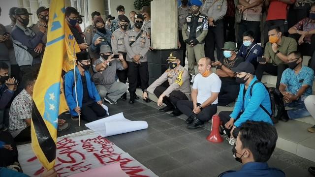 Sejumlah Mahasiswa yang terdiri dalam Pergerakan Mahasiswa Islam Indonesia (PMII) Pangkalpinang, Pergerakan Pelajar Indonesia Raya (Parindra), Masyarakat Peduli Transparasi dan Demokrasi (MPTD) Babel, Gerakan Muda Bangka Belitung (GMBB) geruduk kantor Walikota Pangkalpinang, Kamis (12/11/2020).