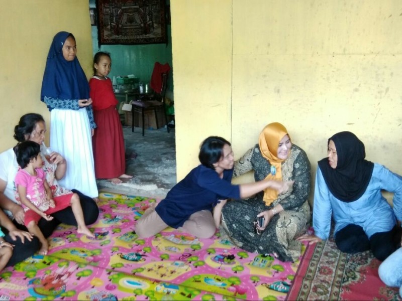 Endang Kusumawati Calon Walikota Pangkalpinang yang berpasangan dengan calon Wakil Walikota Ismiryadi (Eksis), saat blusukan di Kecamatan Rangkui, Kamis (15/03/2018).