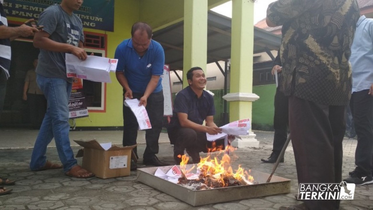 Novrian Saputra (duduk), Divisi Penindakan dan Penanganan Pelanggaran di Panwaslu Kota Pangkalpinang, saat melakukan pemusnahan surat suara yang rusak di KPU Kota Pangkalpinang, Rabu (20/06/2018).