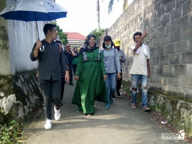 Endang Kusumawati Calon Walikota Pangkalpinang yang berpasangan dengan calon Wakil Walikota Ismiryadi (Eksis), saat blusukan di Kelurahan Selindung Baru, Kamis (22/03/2018).