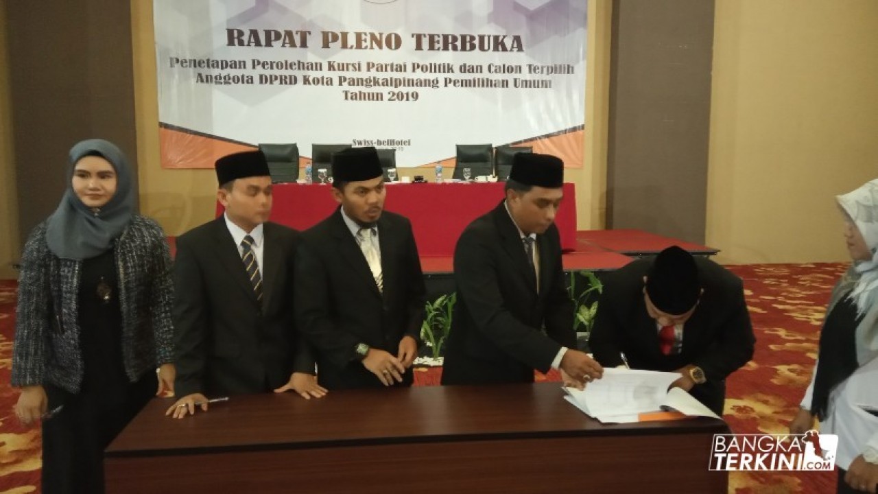 Penandatangan berita acara oleh KPU Pangkalpinang, hasil rapat pleno terbuka penetapan perolehan kursi partai politik dan calon terpilih anggota DPRD Kota Pangkalpinang Pemilu 2019, di Swissbel Hotel, Selasa (13/08/2019).