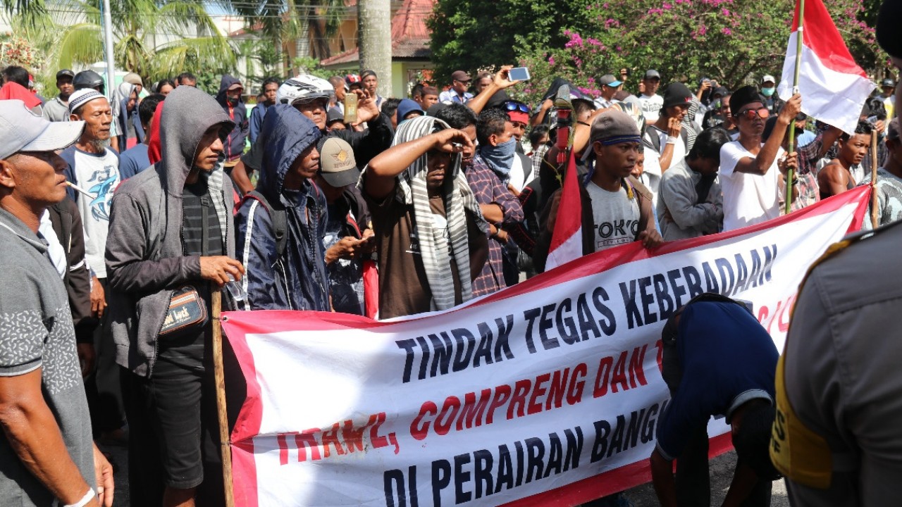 Gabungan Nelayan Basel menggelar aksi damai di Polda Babel dan Kantor Gubernur Provinsi Bangka Belitung (Babel), Rabu (19/12/2018).