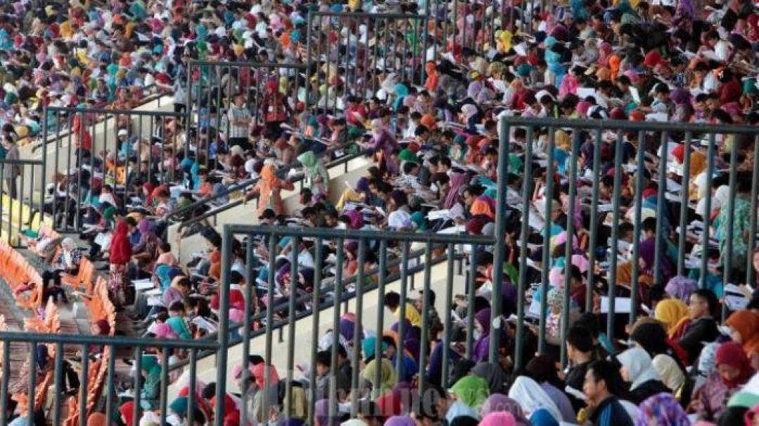 Pegawai honorer mengisi soal saat mengikuti tes Calon Pegawai Negeri Sipil (CPNS) di Stadion Si Jalak Harupat