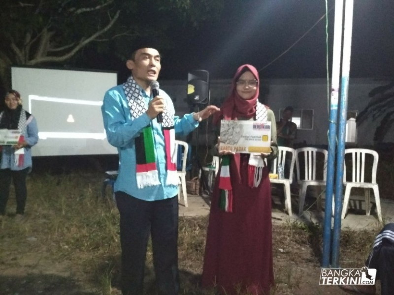 Pasangan Calon Bupati dan Calon Wakil Bupati Bangka Induk, Danial - Fadilah di temani tim Srikandi saat perkenalkan Program Kartu Pacak, di Desa Kimak Kecamatan Merawang Kabupaten Bangka Induk, Minggu (15/04/2018)