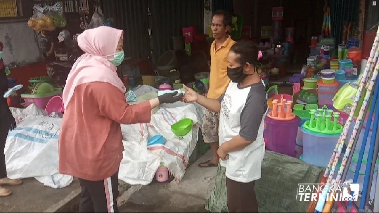 Istri Walikota Pangkalpinang, Monica Haprinda Maulan bagikan masker ke pedagang dan masyarakat Pangkalpinang, Senin (30/03/2020).