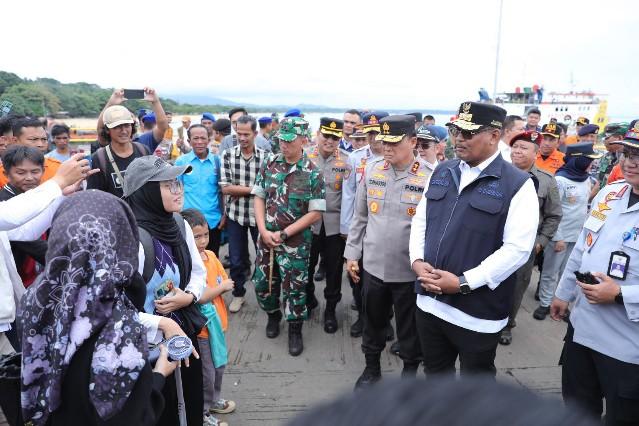 Jelang Lebaran, Pj Gubernur Bersama Forkopimda Tinjau Pelabuhan Tanjung Kalian Pastikan Kelancaran Arus Mudik.