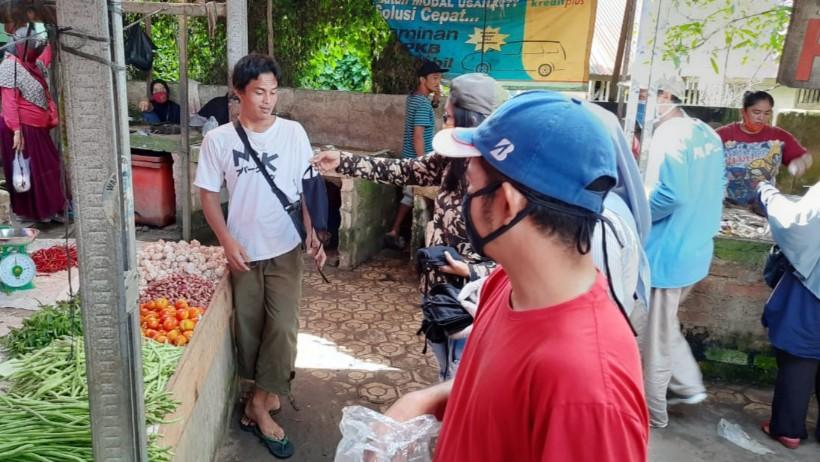 Alumni SMP Depati Amir Pangkalpinang 98, bagi masker dan penyemprotan desinfektan di wilayah Kecamatan Pangkal BalamBalam,  Jum'at (10/04/2020).