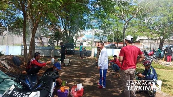 Melalui Jum'at Berbenah, Dispora Pangkalpinang Gotong Royong di Kantor Sementara (di Stadion Depati Amir), Jum'at (03/06/2020).