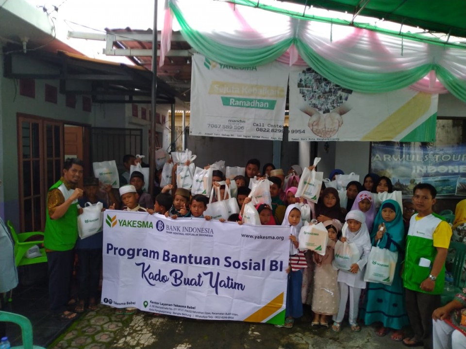 Lembaga Amil Zakat Yayasan Kesejahteraan Madani (LAZNAS YAKESMA) Perwakilan Bangka Belitung (Babel) yang bekerjasama dengan Bank Indonesia (BI), kembali mengadakan kegiatan program Penyaluran Bantuan Sosial BI melalui program "Kado Buat Yatim" di halaman kantor Yakesma Babel, Minggu (16/12/2018).