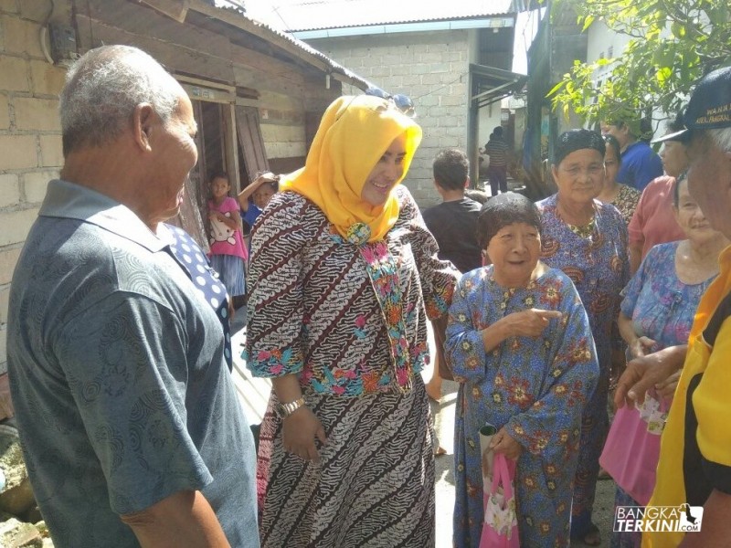 Endang Kusumawati Calon Walikota Pangkalpinang yang berpasangan dengan calon Wakil Walikota Ismiryadi, saat blusukan di Pintu Air, Jum'at (16/03/2018).