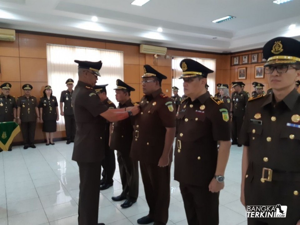 Kejaksaan Tinggi (Kejati) Bangka Belitung (Babel) menggelar upacara serah terima jabatan sekaligus pisah sambut beberapa pejabat utama di lingkungan Kejati Babel, Senin (05/06/2018).