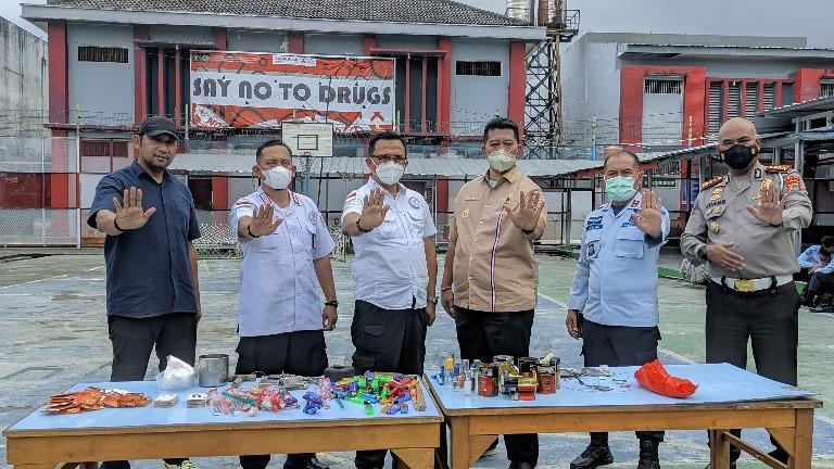 Kemenkumham Bersama BNNP Babel Gelar Giat Bersih di Lapas Klas IIA Narkotika