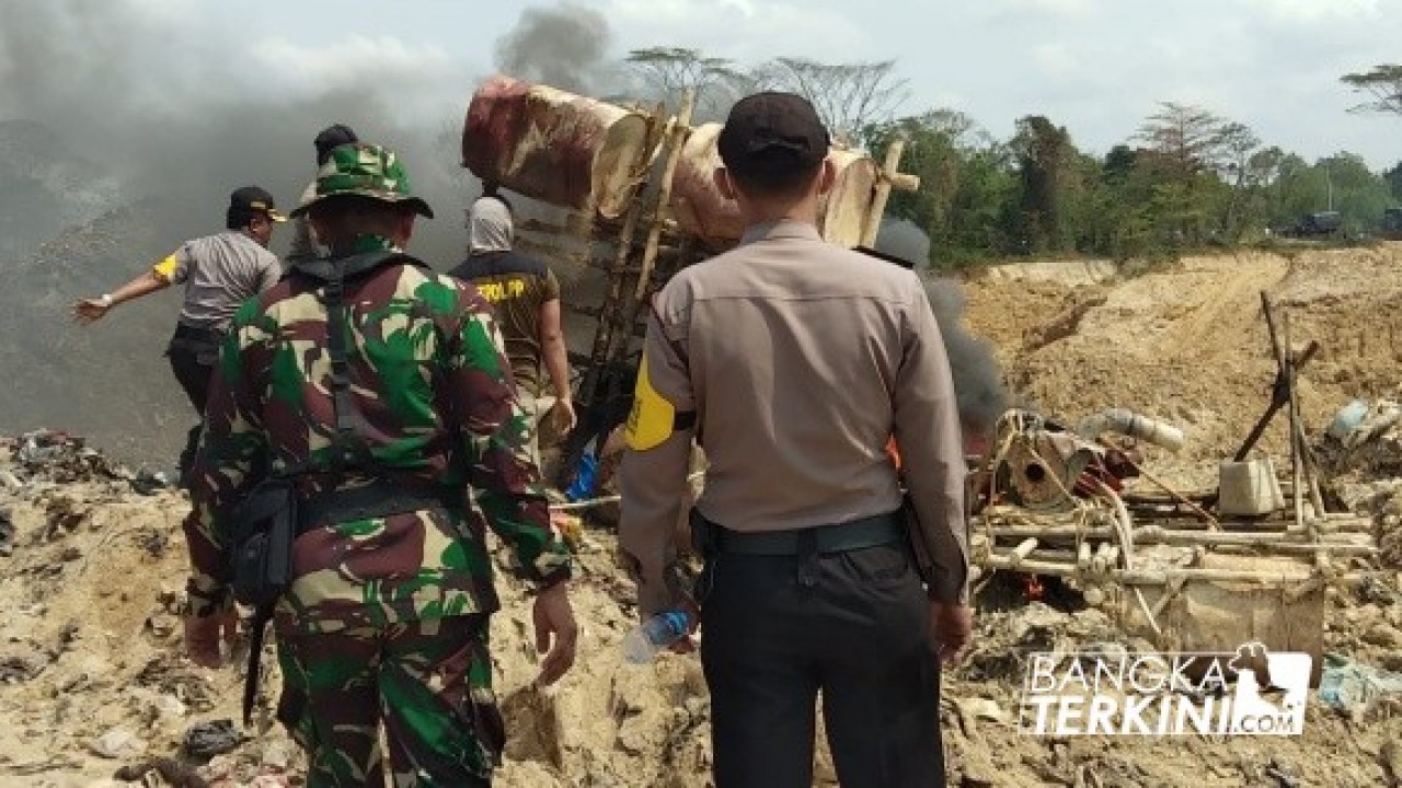 Tim Terpadu Gabungan yang terdiri dari TNI AL, TNI AD, PM, Pol PP dan Polres Pangkalpinang melakukan razia Tambang Inkonvensional (TI) di tempat pembuangan akhir (TPA) Parit Enam, Pangkalpinang, Kamis (11/09/2019).