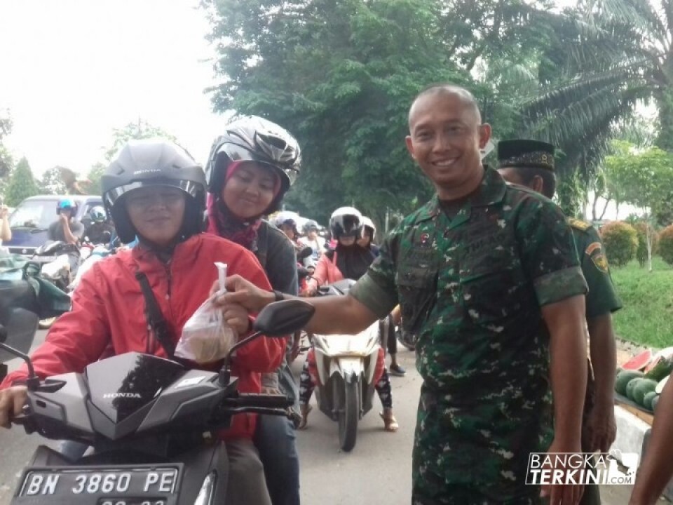 Kodim 0413/Bangka bagi-bagi takjil kepada pengendara yang melintas di Depan Makodim, Senin (21/05/2018).