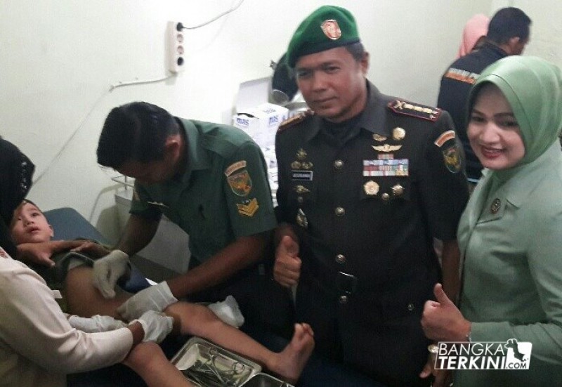 Kolonel Inf Abdurrahman (Danrem) beserta istrinya saat kegiatan Bakti Sosial oleh Korem 045/Garudajaya