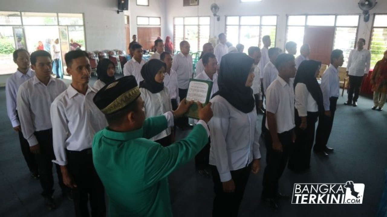 Sebanyak 16 orang anggota Panitia Pemilihan Kecamatan (PPK) hasil rekruitmen pasca putusan Mahkamah Konstitusi dan 9 orang anggota Panitia Pemungutan Suara (PPS), dilantik oleh Komisi Pemilihan Umum (KPU) Kabupaten Bangka, di Gedung Wanita Sungailiat, Rabu (02/01/2019).