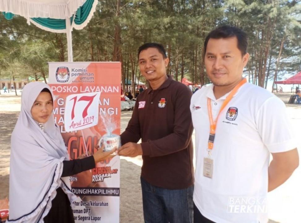 KPU Bangka membuka posko layanan GMHP keliling di Pantai Tikus Emas Sungailiat, Minggu (21/10/2018).