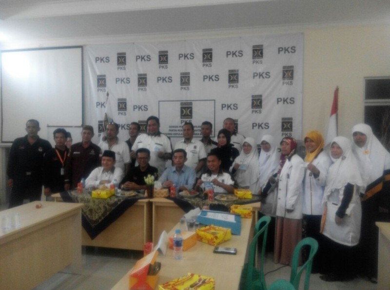 Foto bersama pengurus DPW PKS Babel dengan KPU Provinsi, Bawaslu, beserta staf verifikator lainnya