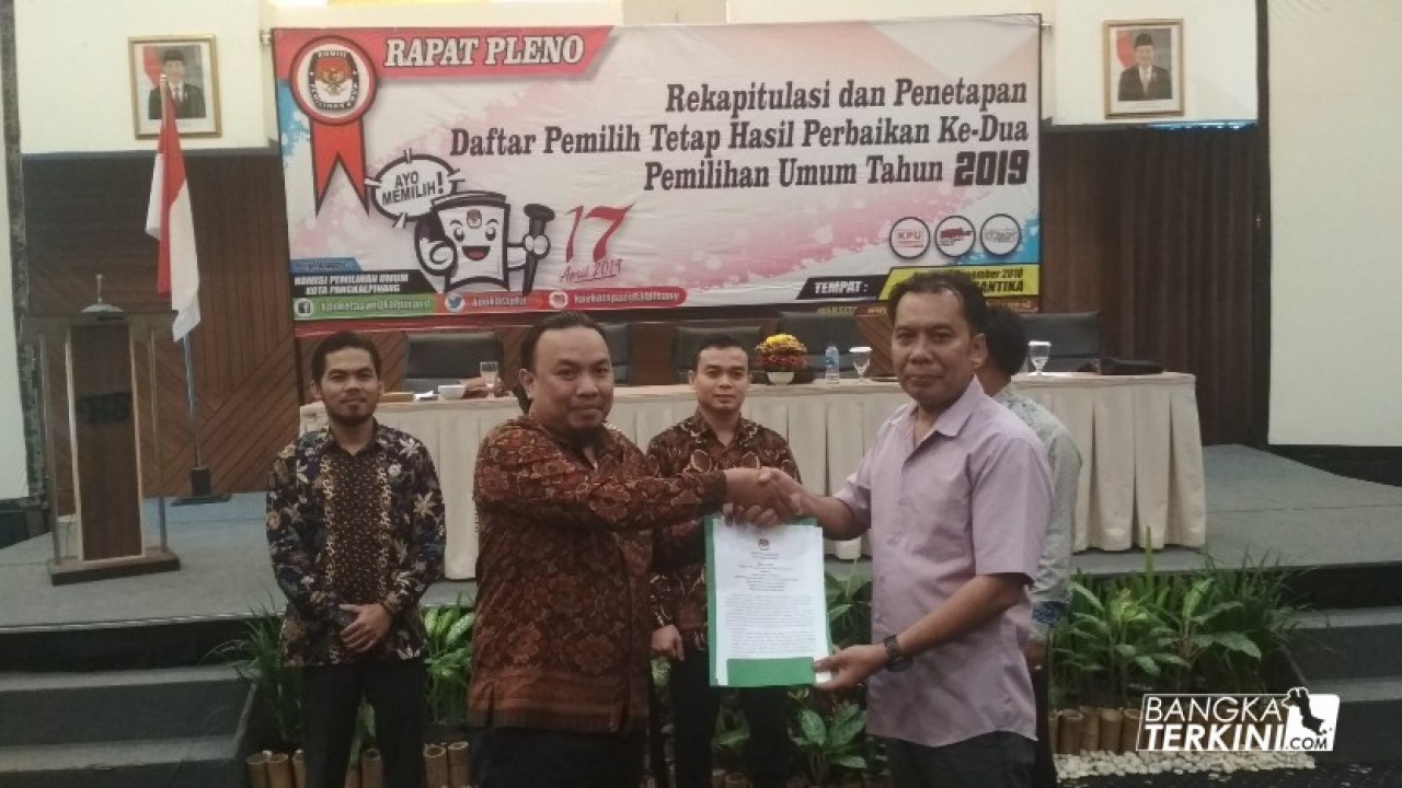 Berita Bangka -- Berita Pangkalpinang -- Bangka Terkini -- Komisi Pemilihan Umum (KPU) Kota Pangkalpinang, menggelar Rapat Pleno Rekapitulasi Penetapan Daftar Pemilih Tetap Hasil Perbaikan (DPTHP) ke 2 (Dua), di Santika Hotel, Senin (10/12/2018).