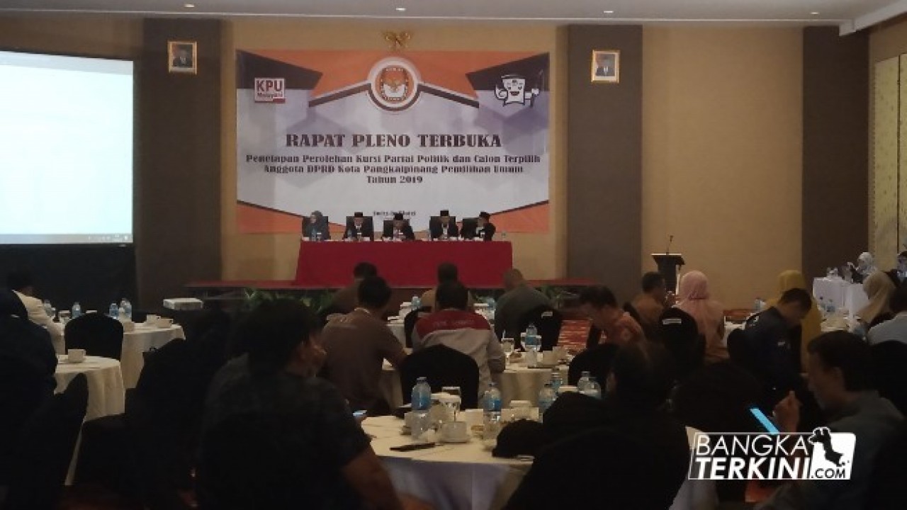 KPU Kota Pangkalpinang, menggelar rapat pleno terbuka penetapan perolehan kursi partai politik dan calon terpilih anggota DPRD Kota Pangkalpinang Pemilu 2019, di Swissbel Hotel, Selasa (13/08/2019).