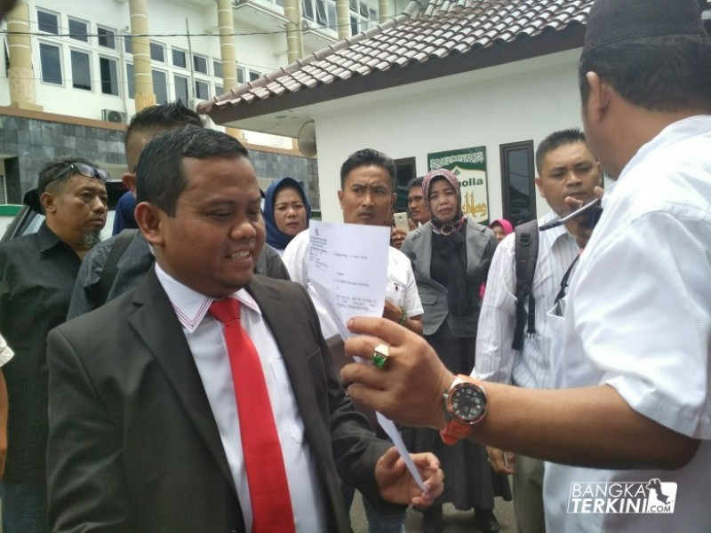 Saleh, SH.MH dan Partners selaku kuasa hukum dari Ismiryadi atau Dodot, usai penyerahan berkas tahap 2 di Kejari Pangkalpinang, Senin (09/04/2018).