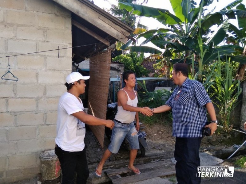 Ismiryadi Calon Wakil Walikota Pangkalpinang, yang berpasangan dengan Endang Kusumawaty Calon Walikota Pangkalpinang, saat blusukan di Taman Bunga Kamis (12/04/2018).