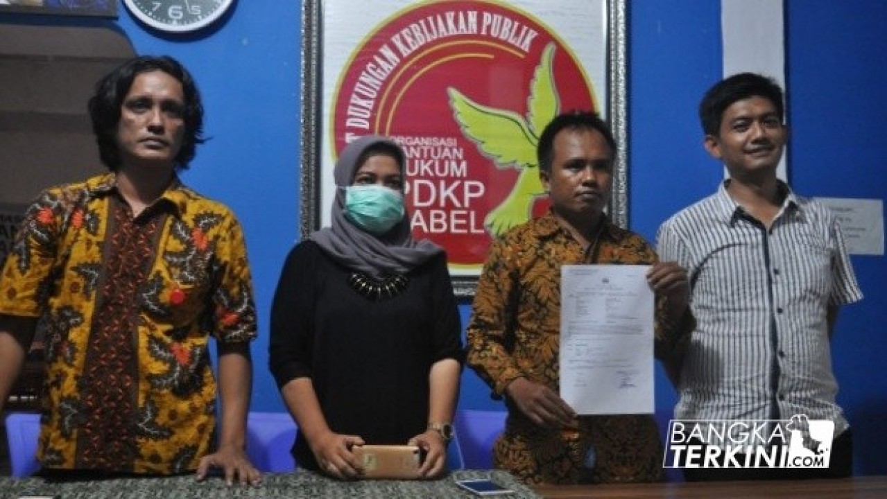 sang istri DI didampingi Kuasa Hukum Ibrohim, SH, Berry, SH serta John Ganesha dari Kantor Hukum Pusat Dukungan Publik Babel, saat menggelar konferensi pers terkait perselingkuhan yang dilakukan suaminya, di Studio Ganesha Pangkalpinang, Jumat (23/11/2018) sore.