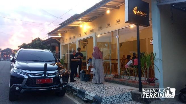 Walikota Pangkalpinang, Maulan Aklil atau kerap disapa Molen ajak keluarga makan di Sold Out Coffee And Aquatic, Minggu (16/08/2020).