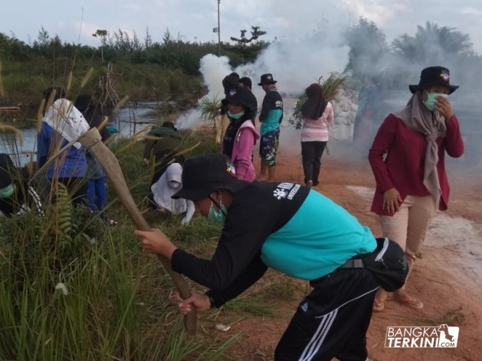 Mahasiswa KKN UBB dan Masyarakat Belilik, bersihkan Sungai Mahali.