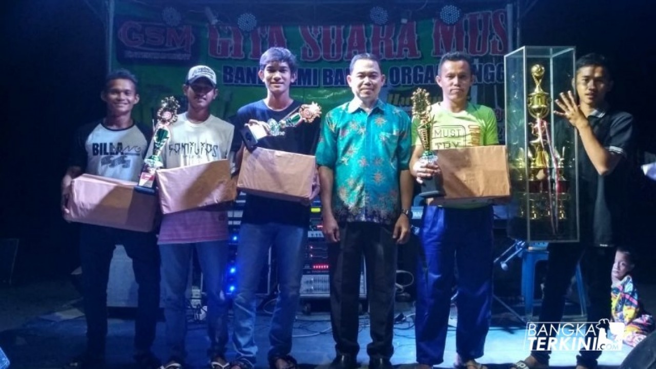 Masyarakat Kelurahan Sinar Baru, tutup semarak HUT RI ke 73 dengan malam resepsi serta pembagian hadiah kepada pemenang, di Lapangan Bola Kelurahan Sinar Baru, Kecamatan Sungailiat Kabupaten Bangka, Senin (17/09/2018) malam.