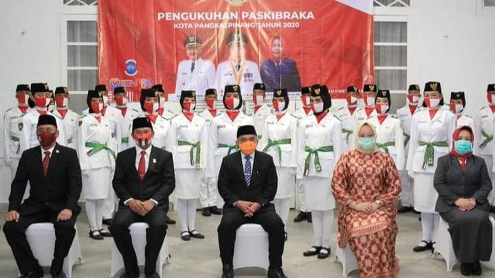 Pengukuhkan Pasukan Pengibar Bendera Pusaka (Paskibraka) Kota Pangkalpinang Tahun 2020, di Rumah Dinas Walikota Pangkalpinang, Sabtu (15/08/2020).