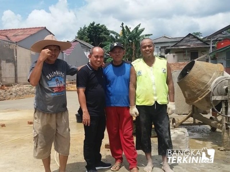 calon walikota Pangkalpinang 2018, Maulan Aklil yang ikut serta dalam gotong royong bersama warga Semabung Lama, Rabu (01/05/2018).