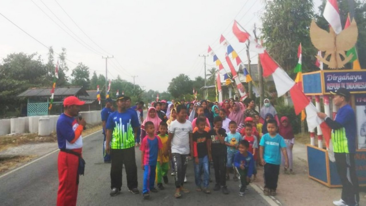 Dalam rangka memperingati Hari Ulang Tahun Ke-74 Kemerdekaan Republik Indonesia, warga Kelurahan Sinar Baru Sungailiat gelar jalan santai, Senam zumba masal dan berbagai macam perlombaan lainnya, Minggu (25/08/2019).