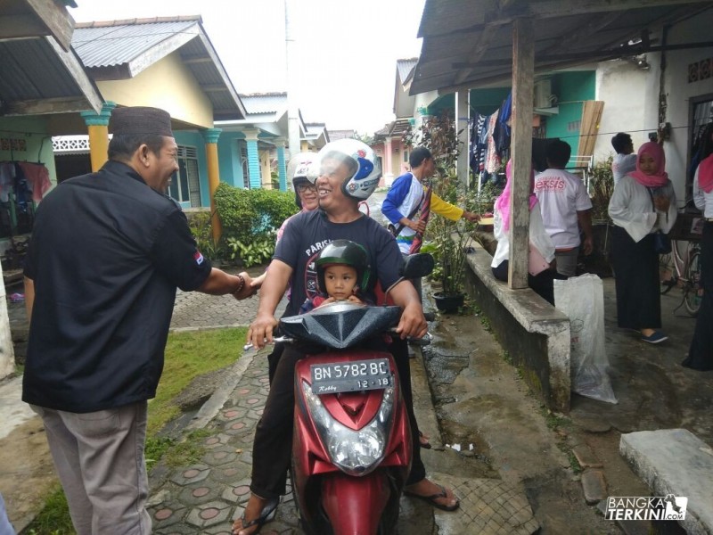 Ismiryadi (Dodot) calon wakil walikota Pangkalpinang atau pasangan Eksis, saat blusukan.