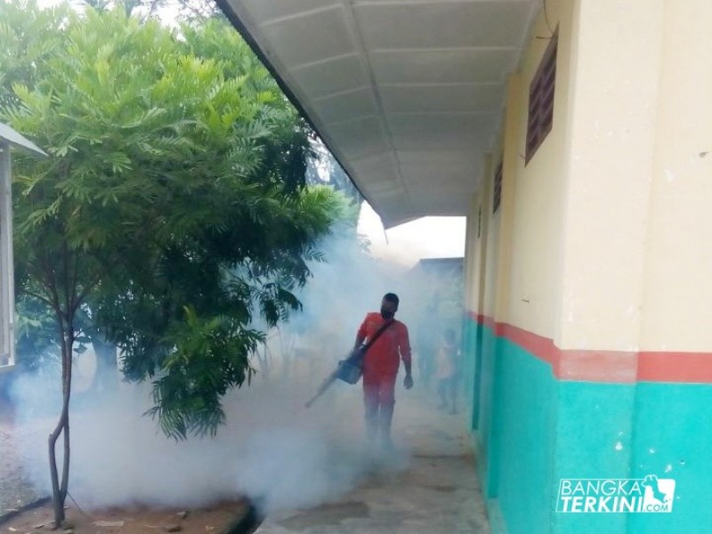 Tim Fogging dari pasangan calon walikota dan wakil walikota Endang Kusumawati-Ismiryadi (Eksis) saat melakukan penyemprotan di Daerah Parit Lalang.