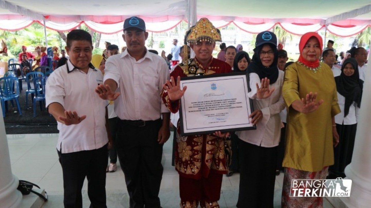 Upaya mewujudkan program Kelurahan Bersih Narkoba (Bersinar), Badan Narkotika Nasional (BNN) Kota Pangkalpinang kukuhkan relawan anti narkoba, yang dilaksanakan usai kegiatan Nikah Masal Festival Kota Beribu Senyuman Kota Pangkalpinang, Sabtu (22/12/2018) lalu.