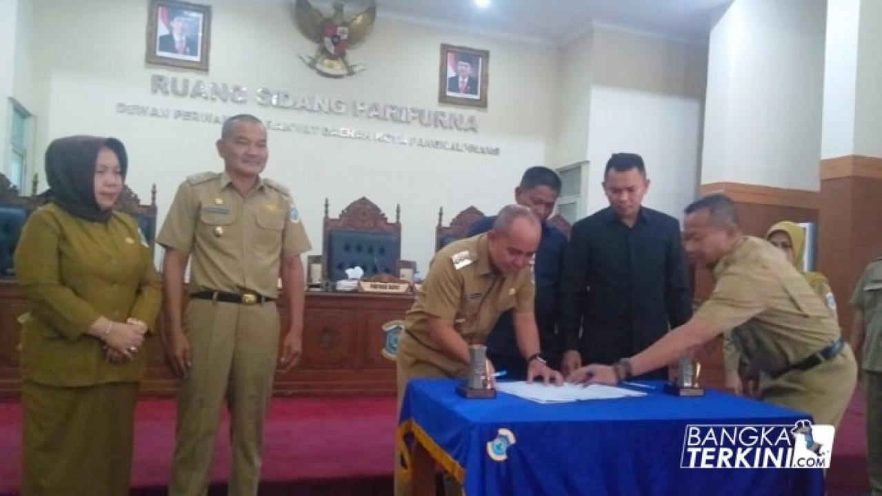 DPRD Kota Pangkalpinang, menggelar rapat Paripurna Ketiga Puluh Empat Masa Persidangan III tahun 2019, terkait Empat Raperda Kota Pangkalpinang, di Ruang Rapat Paripurna DPRD Pangkalpinang, Senin (26/08/2019).